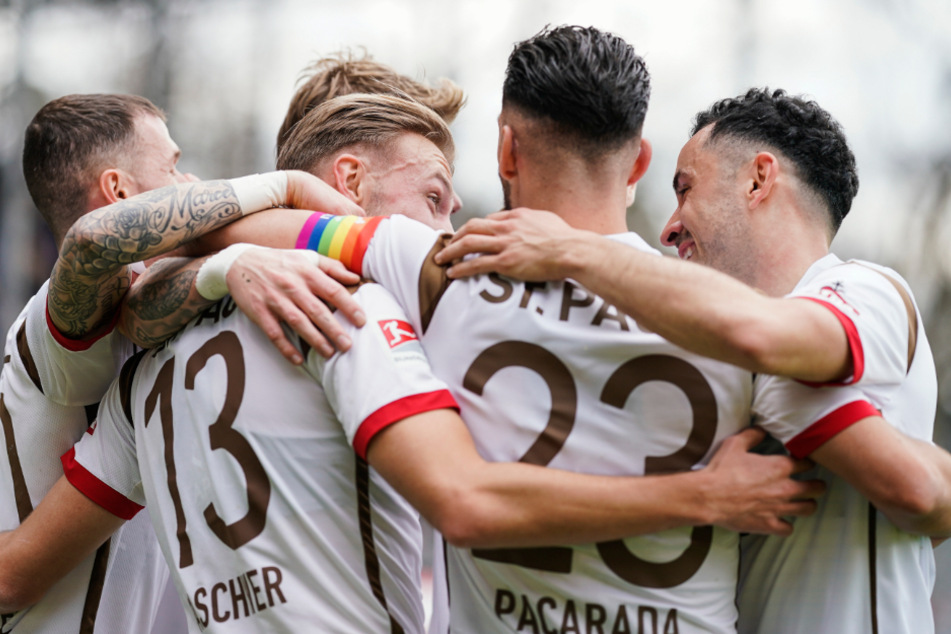 Der FC St. Pauli ist derzeit nicht zu stoppen! Gegen den SV Sandhausen feierten die Kiezkicker den achten Sieg in Folge.