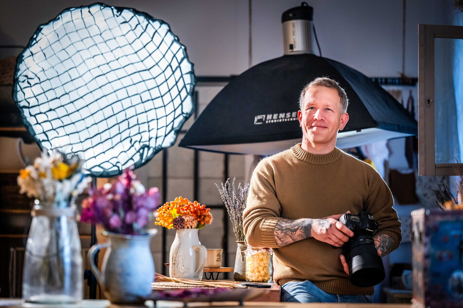 Fotograf Ulff Berger (44) eröffnete sein Atelier 2016 im roten Backsteinhaus. Er ist auf Baby-Fotografie spezialisiert.