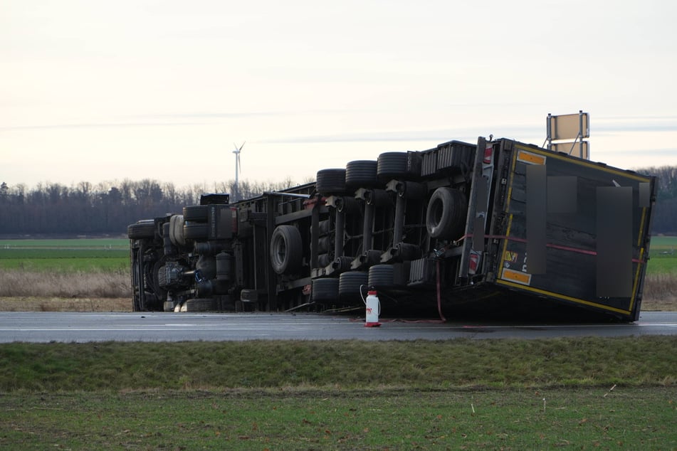 Der Lastwagen kippte und landete auf der Seite.