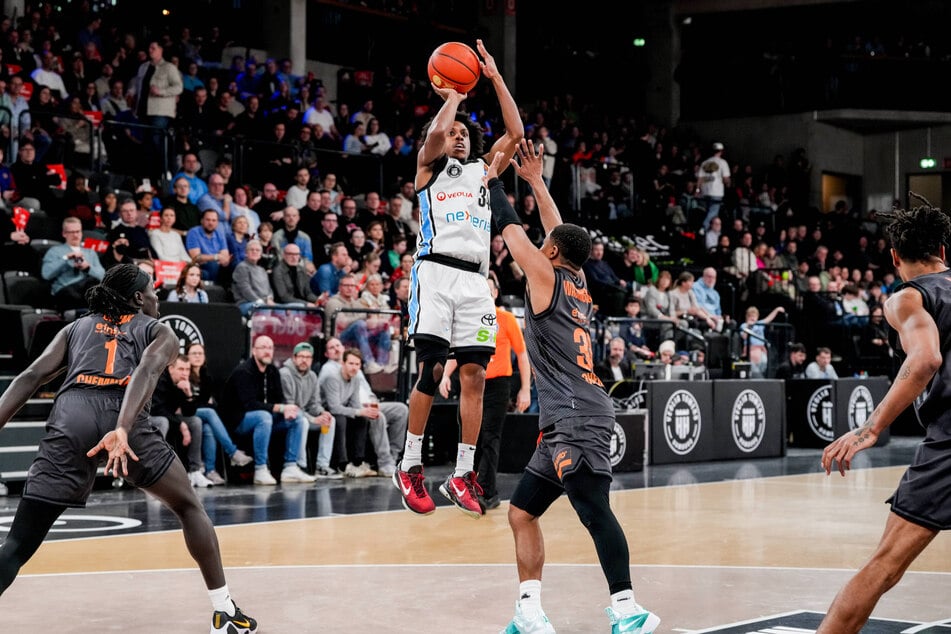 Ross Williams (am Ball) konnte mit den Veolia Towers Hamburg einen klaren Sieg einfahren. Die Niners kassierten dagegen die fünfte Niederlage in Folge.