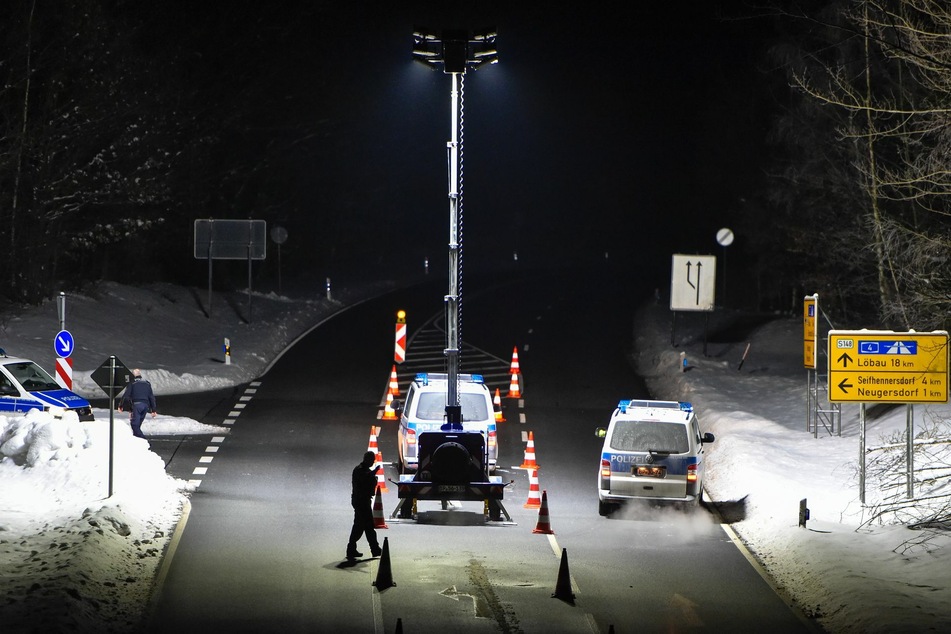 Die Polizei steht an der deutsch-tschechischen Grenze und kontrolliert Autofahrer.