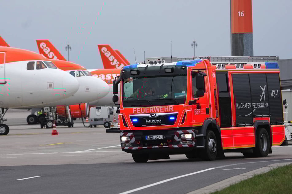 Die Flughafen-Feuerwehr konnte den Brand schnell löschen. (Archivfoto)