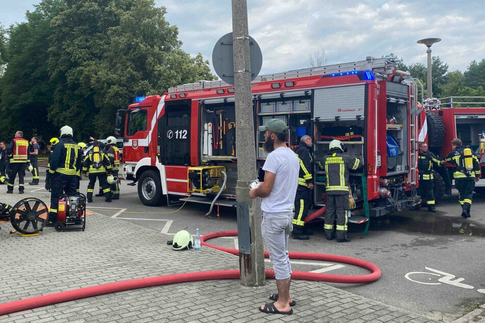 Mehrere Fahrzeuge der Feuerwehr sind im Einsatz.