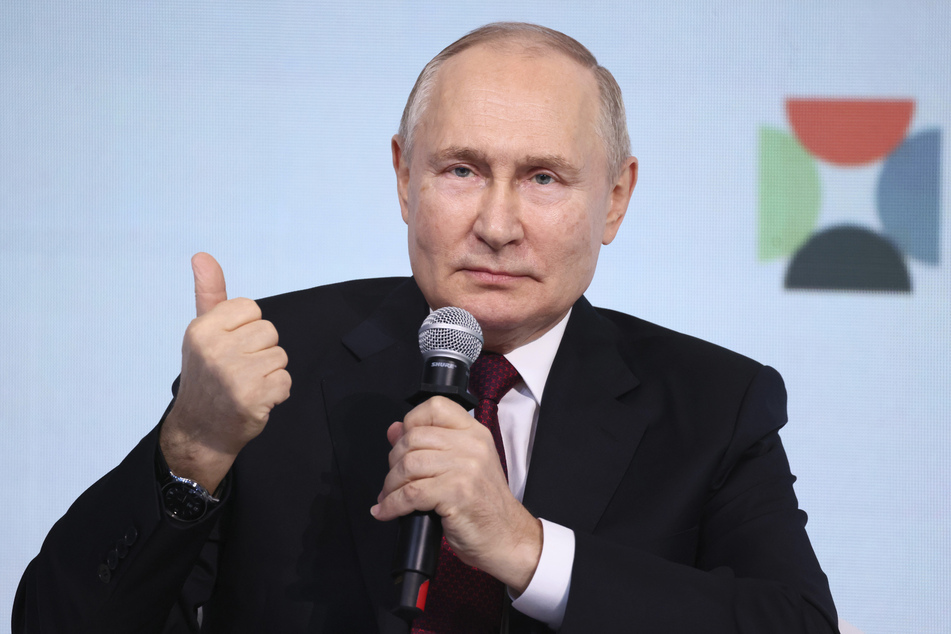 Beim Internationalen Kulturforum in St. Petersburg sagte Kremlchef Wladimir Putin (71), dass das Fenster nach Europa "offen bleibt".
