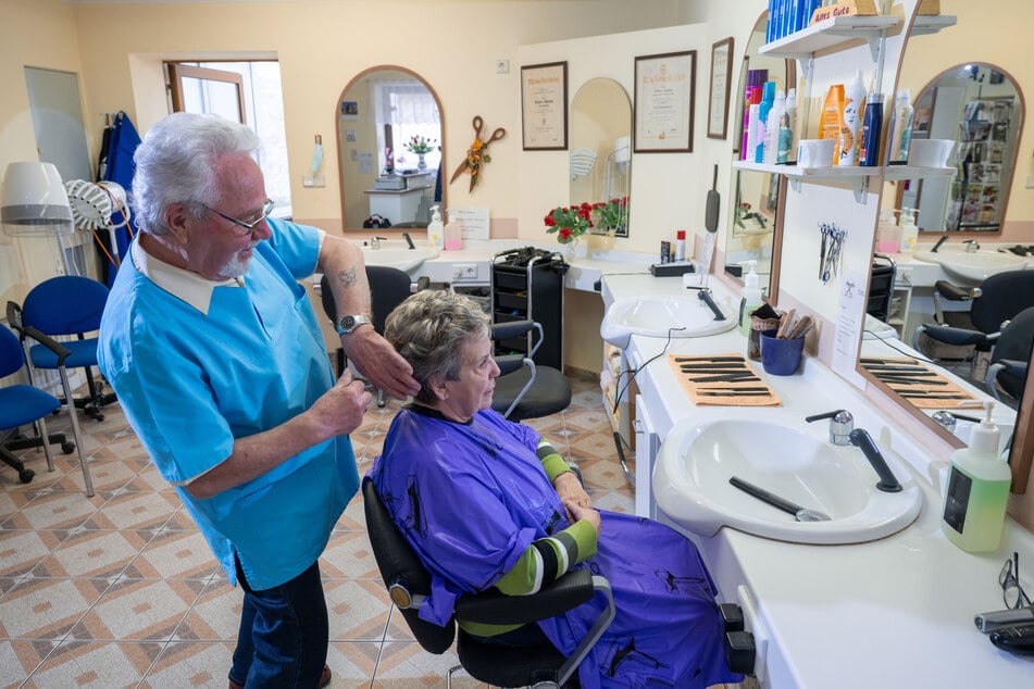 Seine Kundin Doris Funke ist begeistert vom Friseur ihres Vertrauens.