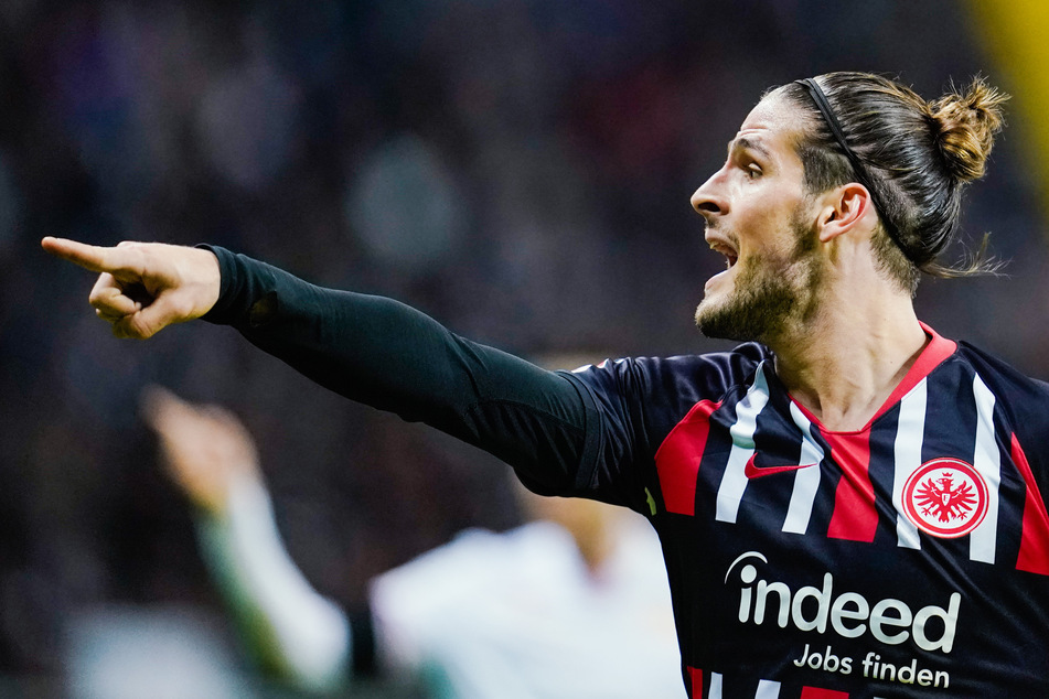 Von Schwarz-Weiß-Rot zu Königsblau? Eintracht-Angreifer Goncalo Paciencia soll vor einem Wechsel zum FC Schalke 04 stehen.