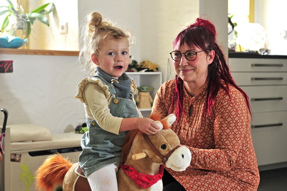 Kristina Franzke (41, r.) mit ihrer Tochter Eleanor (4), die unter dem Angelman-Syndrom leidet.