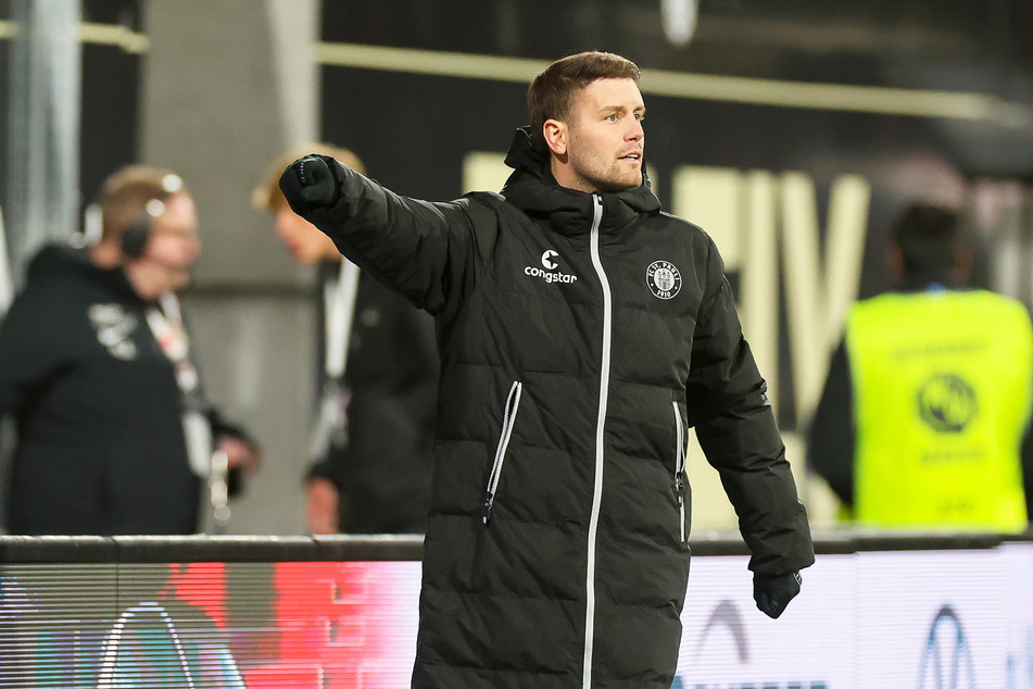 St.-Pauli-Coach Fabian Hürzeler (30) freut sich auf die Herausforderung Fortuna Düsseldorf im DFB-Pokal-Achtelfinale.