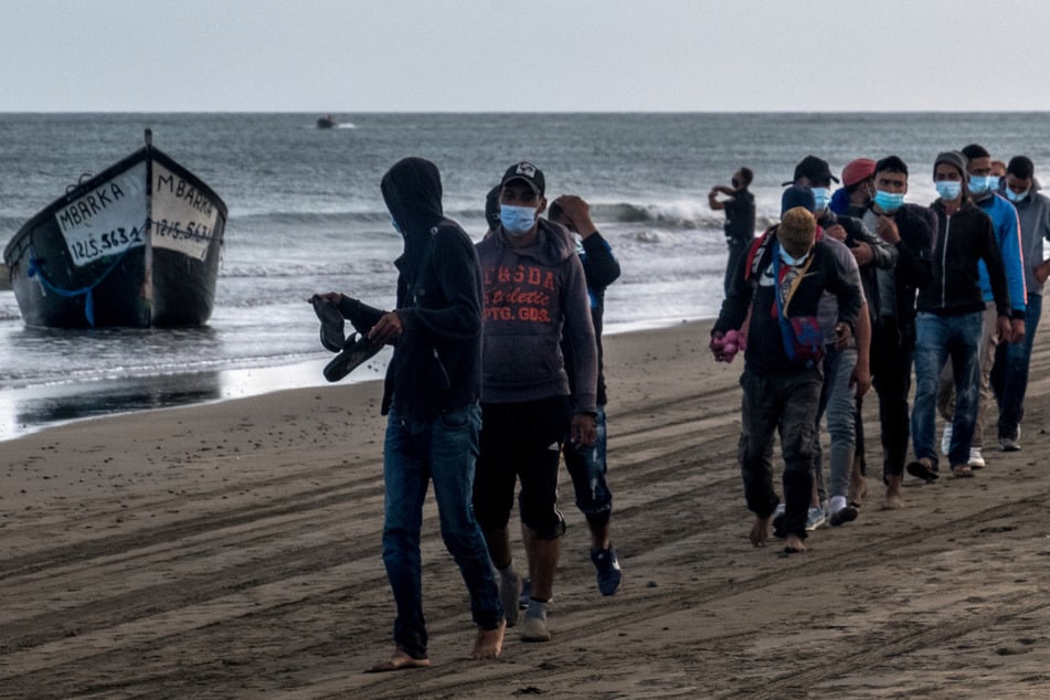 Mehr als 2200 Migranten erreichen in kleinen Holzboten die Kanaren