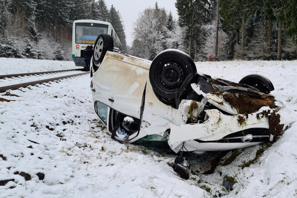 Unfall am Bahnübergang: Opel von Zug erfasst, Fahrerin verletzt