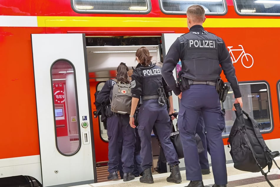 Angriff in der S-Bahn: Mann attackiert 44-Jährigen, Polizei bittet um Hinweise
