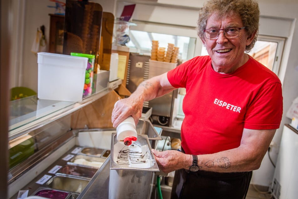 Peter Kölb (78) kennen alle als "Eis-Peter". Seit 42 Jahren betreibt er das "Eiskaffee Glösa" und will der älteste Eisverkäufer Deutschlands werden.