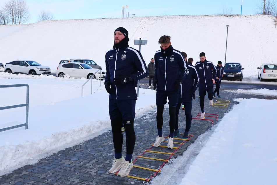 Die Koordinationsleiter auf den freigeschippten Asphalt gelegt und los ging es für den CFC.