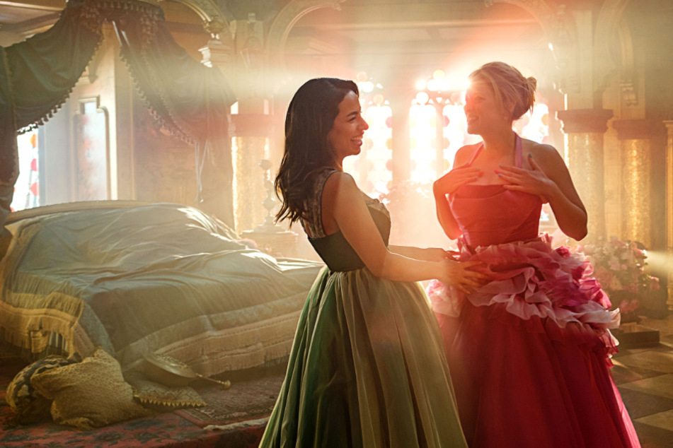 Chantal und Zeynep sind zurück auf der Leinwand. In der "Fack Ju Göhte"-Fortsetzung werden die beiden 2024 mit "Bad Princess"-Vibes in einer modernen Märchenwelt zu sehen sein.