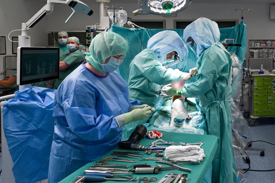 Hier ist ein Roboter jetzt OP-Assistent