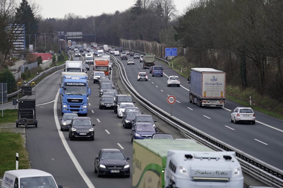 Mitten auf dem Standstreifen: Frau bringt Baby auf Autobahn zur Welt