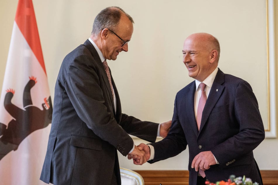 Berlins Regierender Bürgermeisters Kai Wegner (53, r.) hat Bundeskanzler Friedrich Merz (70, beide CDU) am Mittwoch zu dessen offiziellen Antrittsbesuch in Berlin empfangen.