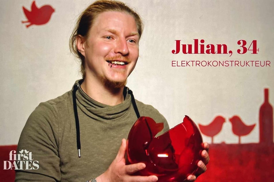 Julian (34) hält die zerbrochene VOX-Kugel in der Hand. Das Malheur nimmt er mit einem Lachen.