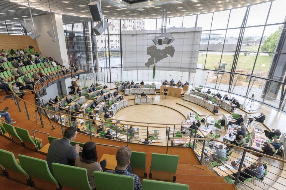 Ende Juni soll der Landtag über den Haushaltsentwurf abstimmen. Derzeit stehen nicht nur die Millionen für den Radwegebau auf der Kippe ...