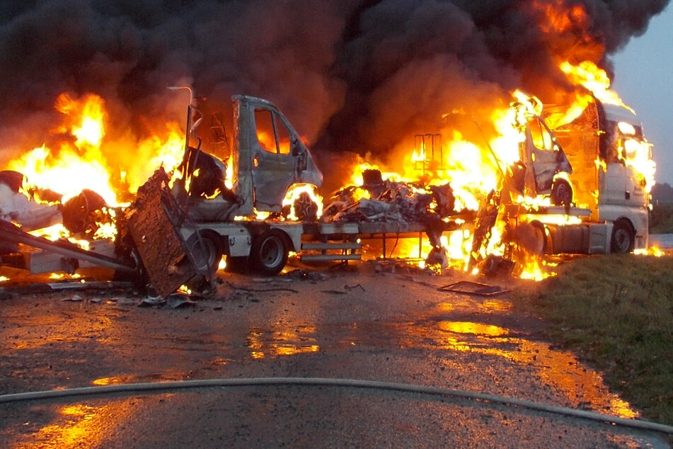 Wohnmobil und Sattelzug komplett ausgebrannt: L116 gesperrt