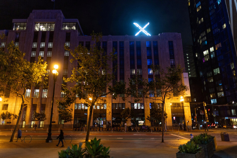 The bright X sign mounted atop Twitter's HQ has been removed after local residents complained about the flashing lights.