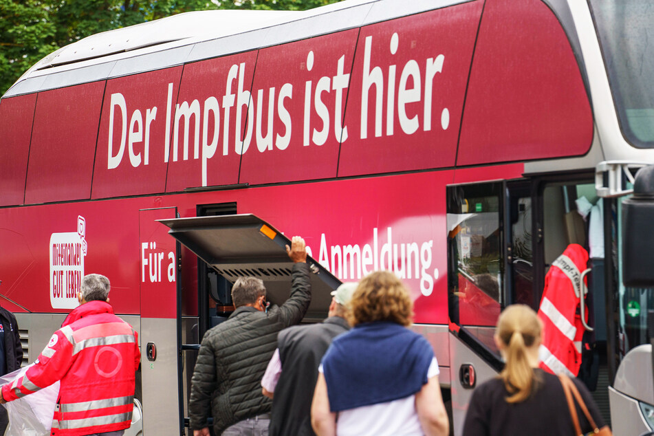 Bei einer mobilen Impf-Aktion wurden zwei Personen verletzt, weil einer nur eine Bescheinigung ohne Impfung wollte. (Symbolbild)