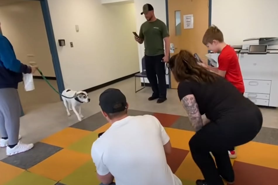 Seine Familie freut sich, Forty endlich wiederzusehen. Die Handykameras laufen - doch sonst läuft nichts.