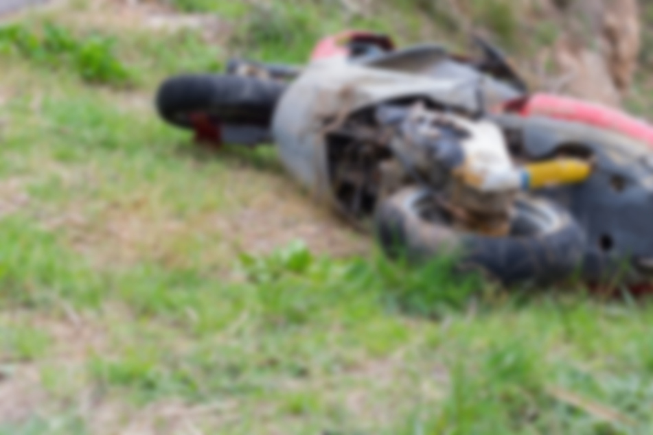 Das Motorrad raste in den Straßengraben, wodurch Fahrer und Beifahrer von der Maschine geschleudert wurden. (Symbolbild)