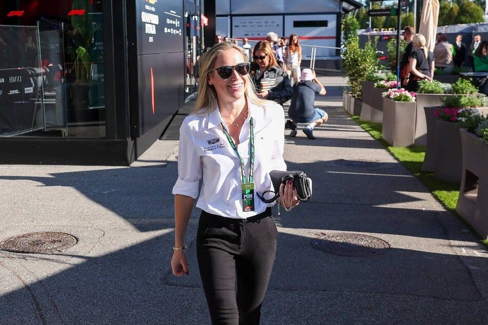 Fiona Hewitson ist neue Assistentin von Cadillac-Teamboss Dan Towriss (52). Am Wochenende tauchte sie das erste Mal beim Grand Prix in Monza auf.