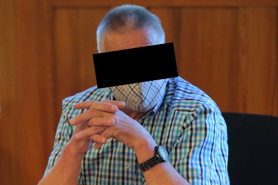 Wolfgang N. (67) saß peinlich berührt vorm Amtsrichter in Bautzen.