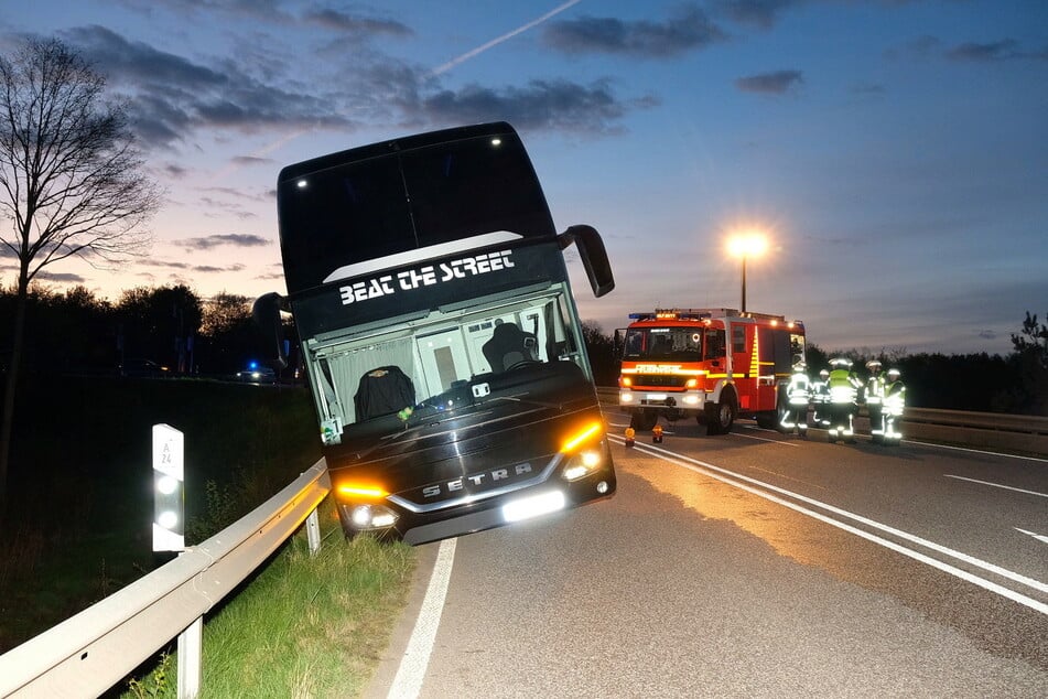 Unfall A24: Tourbus von Mark Forster drohte auf A24 umzukippen: "Wir danken allen Schutzengeln!"