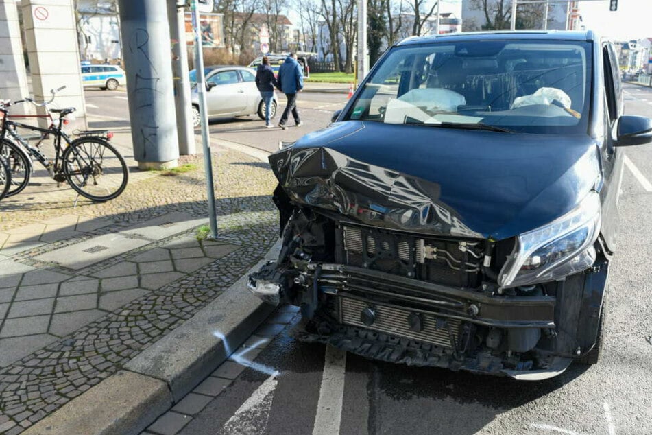Taxi und Fiat krachen auf Ampelkreuzung in Leipzig ineinander, zwei Verletzte