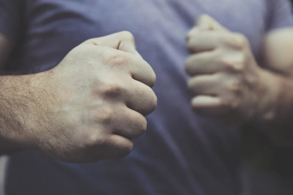 Drei der vier Männer schlugen auf die 24-jährige Frau ein. (Symbolfoto)