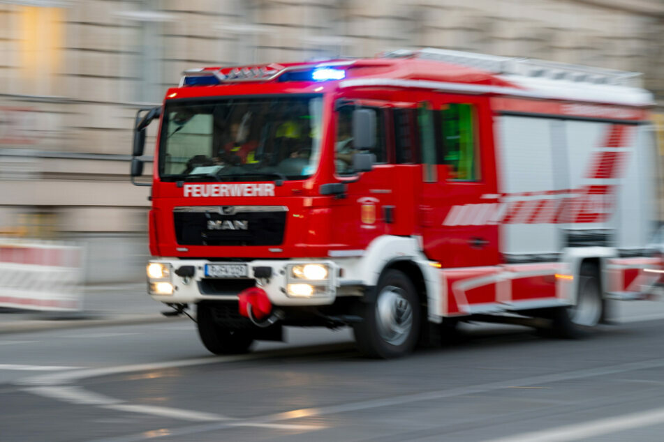 Die Feuerwehr musste am Mittwoch in die Geibelstraße ausrücken. Dort stand eine Gartenlaube in Flammen. (Symbolbild)
