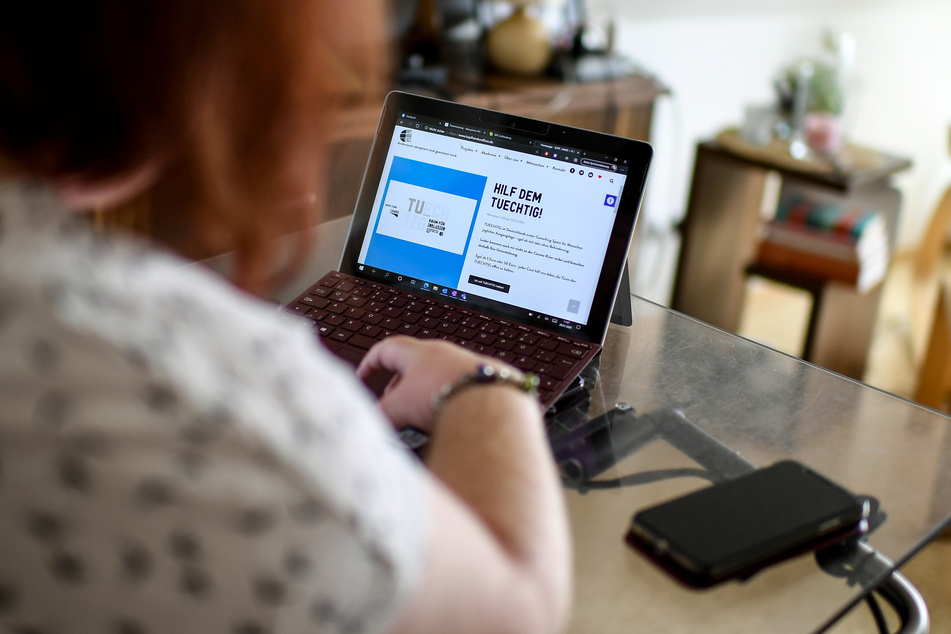 Eine Frau arbeitet vom Homeoffice aus.