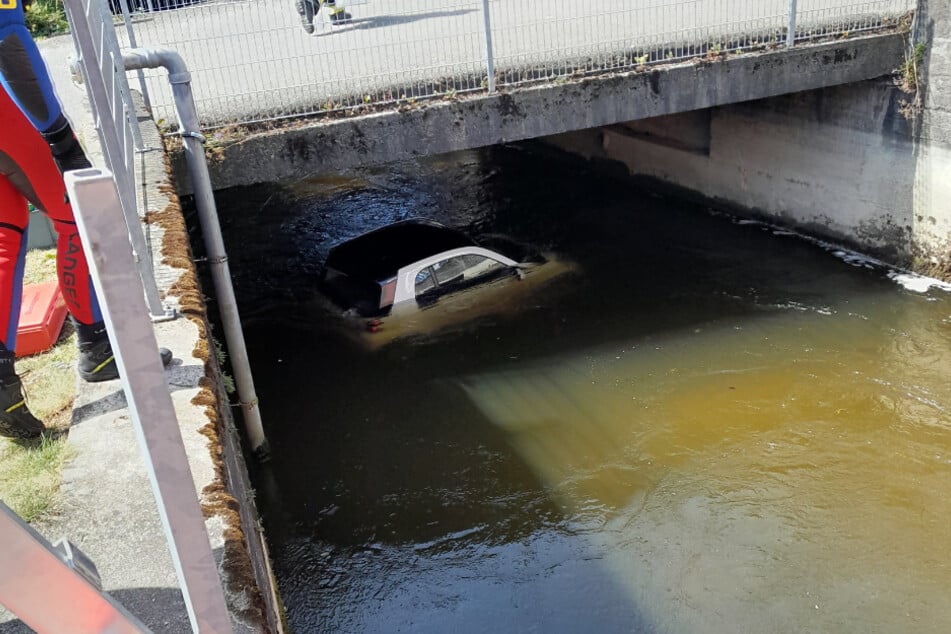 Der Smart war unter der Brücke fast vollständig unter Wasser.
