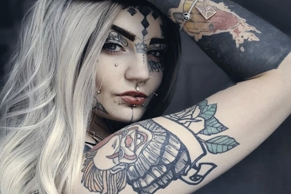 Amy Smith (23) ist ganz besessen von Tattoos und Körperschmuck.