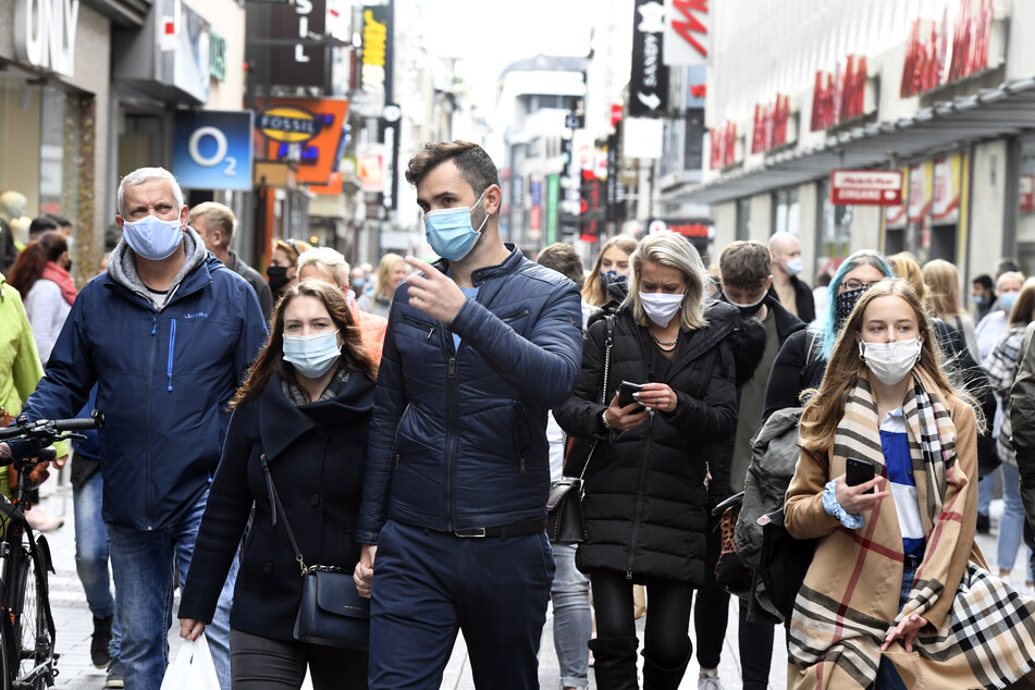 In den Kölner Fußgängerzonen muss ab sofort ein Mund-Nase-Schutz getragen werden.
