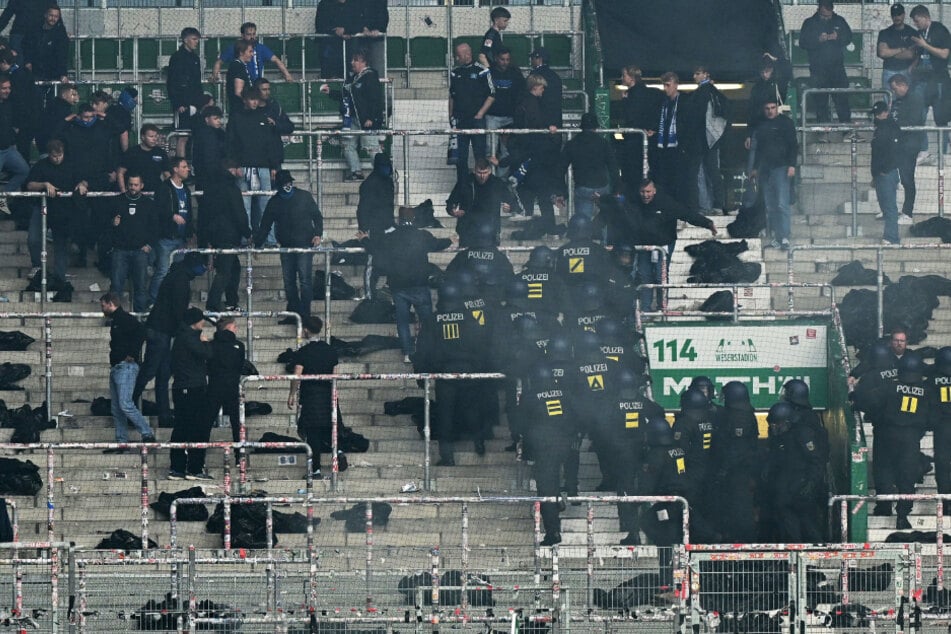 Schwer gepanzerte Polizeikräfte stürmten den HSV-Block, nachdem auf einer Stadion-Toilette ein Feuer gelegt worden war.
