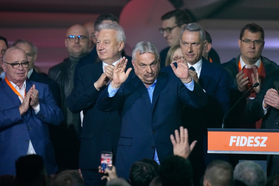 Der ungarische Regierungschef Viktor Orban (62, m.) hat seine Wahlniederlage eingeräumt.