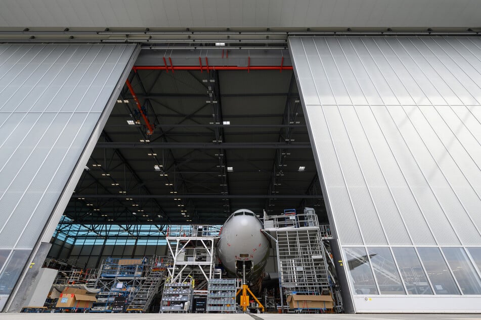 In den einzelnen Hallen der EFW erfolgt der Umbau der Flugzeuge.