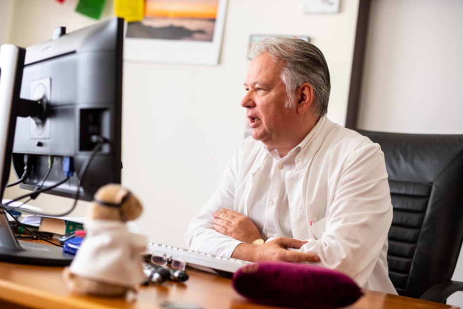 Dr. Wilhelm Schröttle kommuniziert mit seinen Patienten teilweise über das Internet.