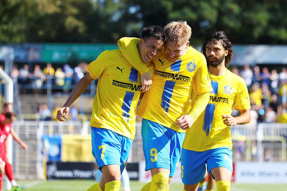 Pasqual Verkamp (l.) sammelte im ersten Durchgang zwei Vorlagen, Stefan Maderer (M.) erzielte den 2:0-Halbzeitstand.