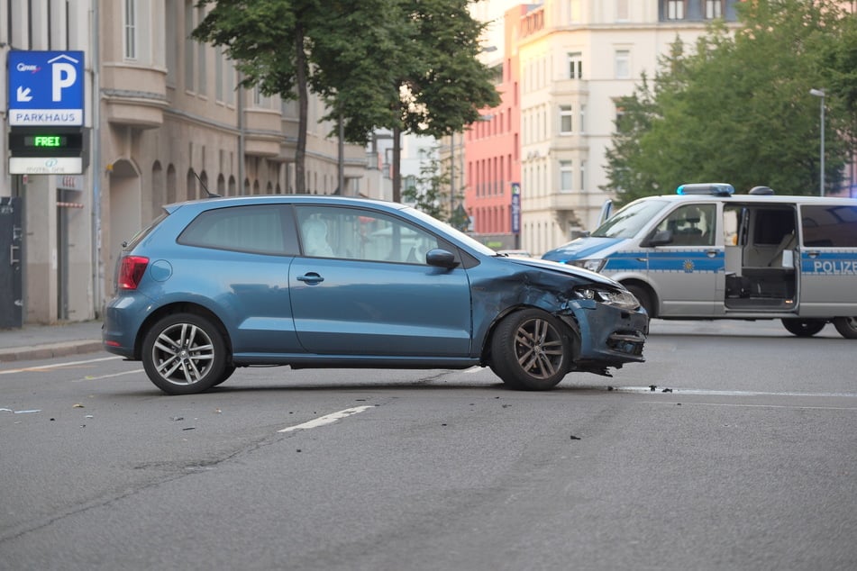 Der betroffene VW stand nach dem Crash quer auf der Querstraße.