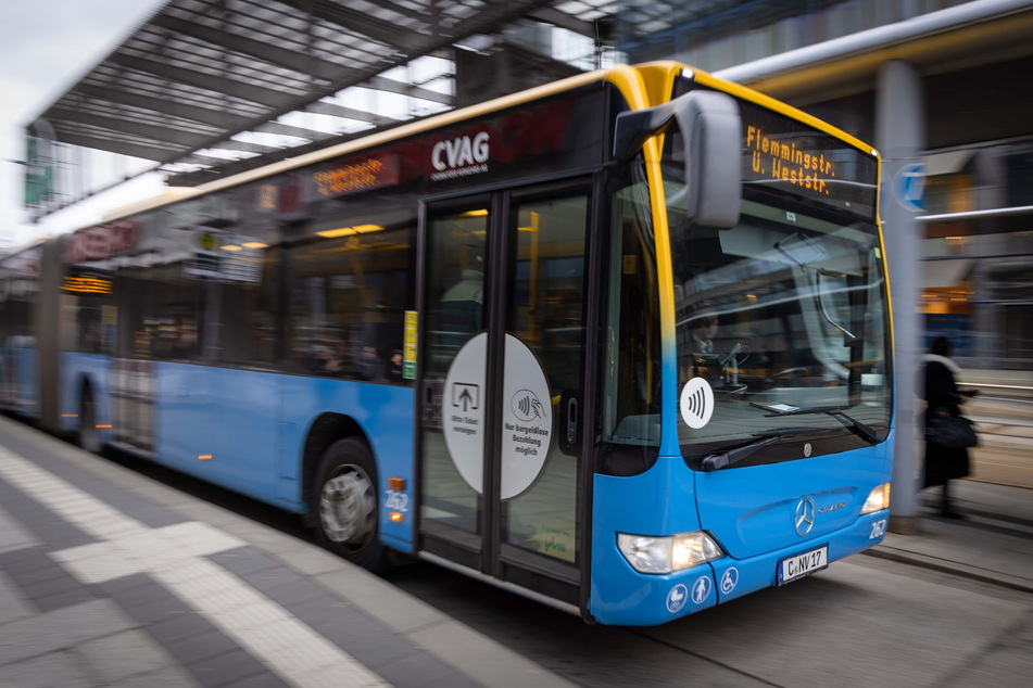 Die Verkehrsbetriebe müssen immer mehr für den Betrieb von Bus- und Straßenbahnlinien ausgeben. Gleichzeitig nehmen die Verkehrsunternehmen weniger Geld durch Ticketverkäufe ein.