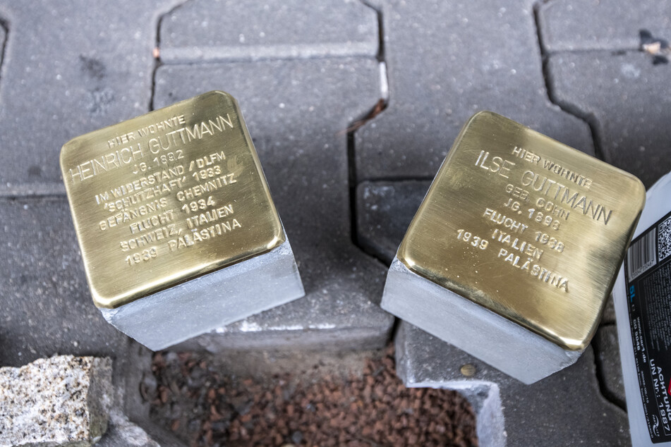 Diese Stolpersteine auf der Theaterstraße 40 erinnern an die Familie Guttmann, die vor ihrer Vertreibung durch die Nazis dort lebte.