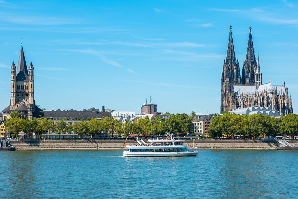 Das Rheinufer in Köln. So sommerlich könnte es Donnerstag auch aussehen.