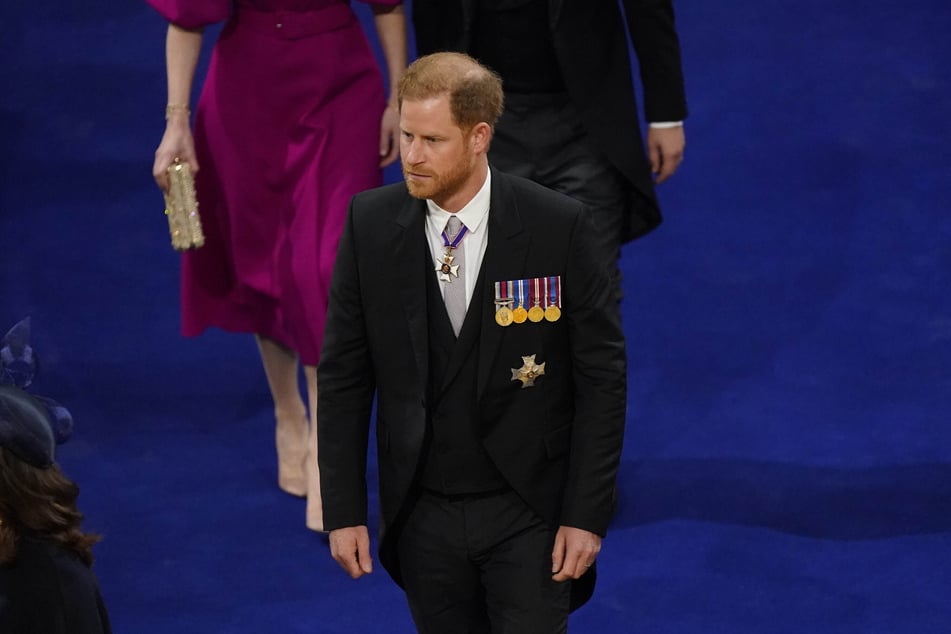 Prinz Harry (38), Herzog von Sussex, kommt vor der Krönungszeremonie in der Westminster Abbey an.