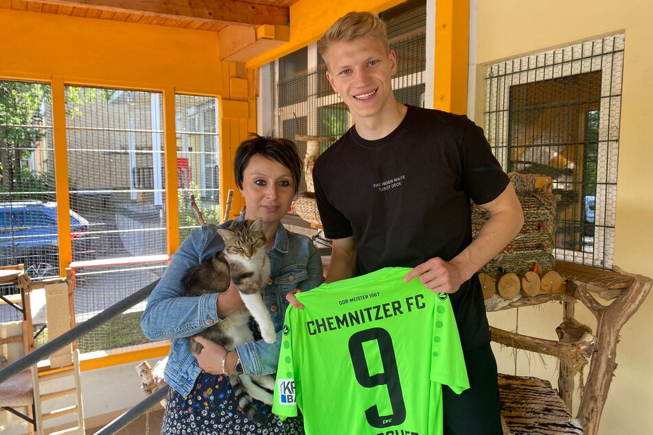 Max Roscher (mit Mitarbeiterin Denise Putsche) versteigert sein Trikot und spendet das Geld an den "Tiere in Not" e.V.