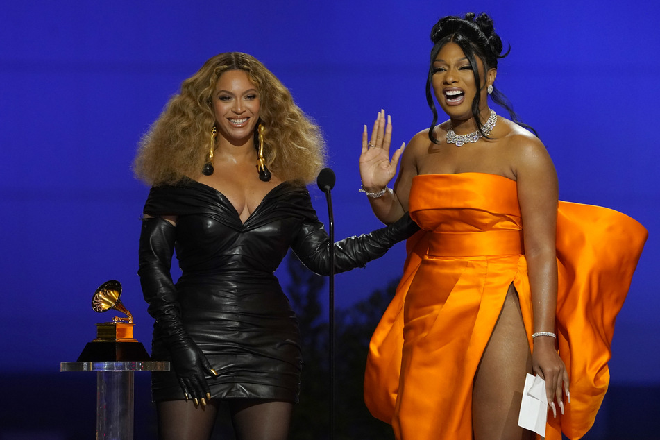 Beyonce (39, l.) und Megan Thee Stallion (26) nehmen den Preis für den besten Rap-Song für "Savage" bei den 63. Grammys entgegen. Beyoncé war die Gewinnerin der Preis-Gala.